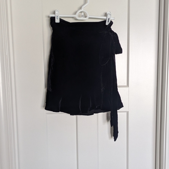 Reformation Black Ruffle Velvet Silk Wrap Mini Skirt sz S - Picture 3 of 9